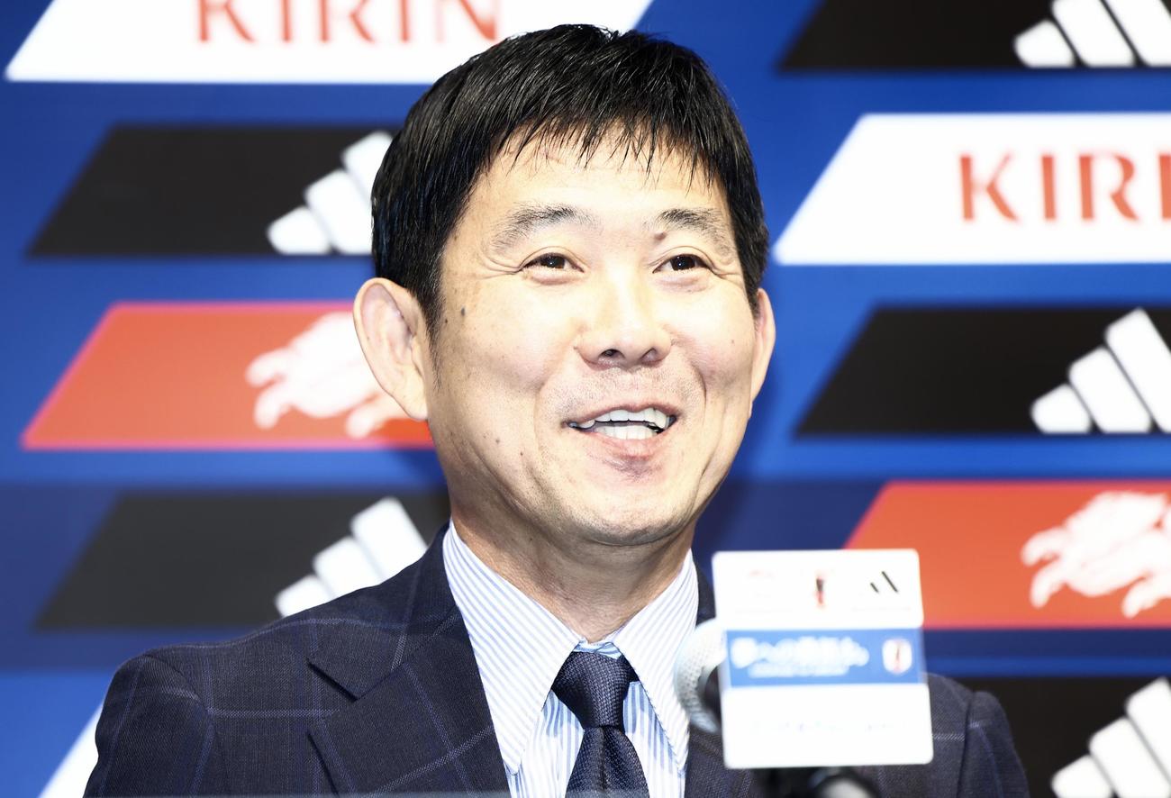 記者の質問に答えるサッカー日本代表森保監督（撮影・河田真司）