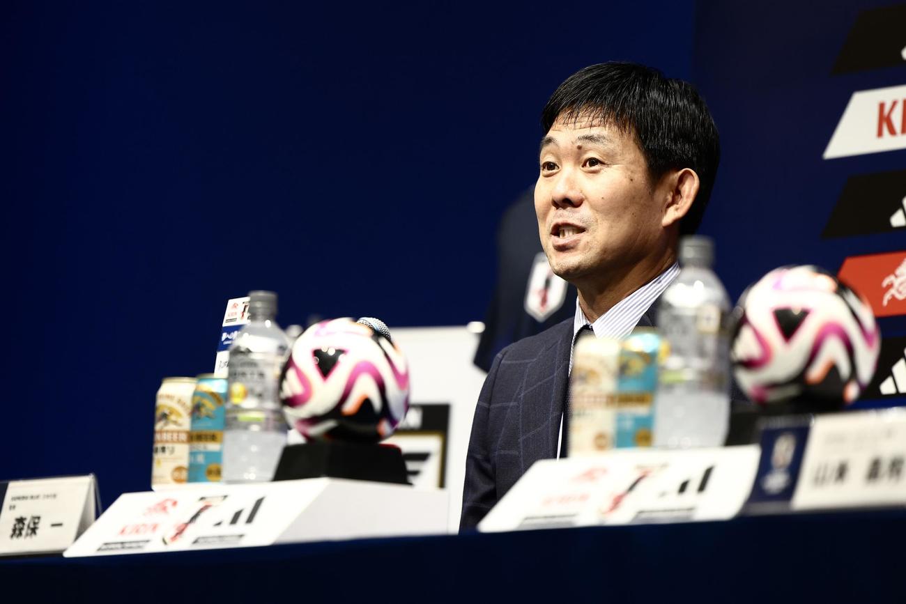 記者の質問に答えるサッカー日本代表森保監督（撮影・河田真司）