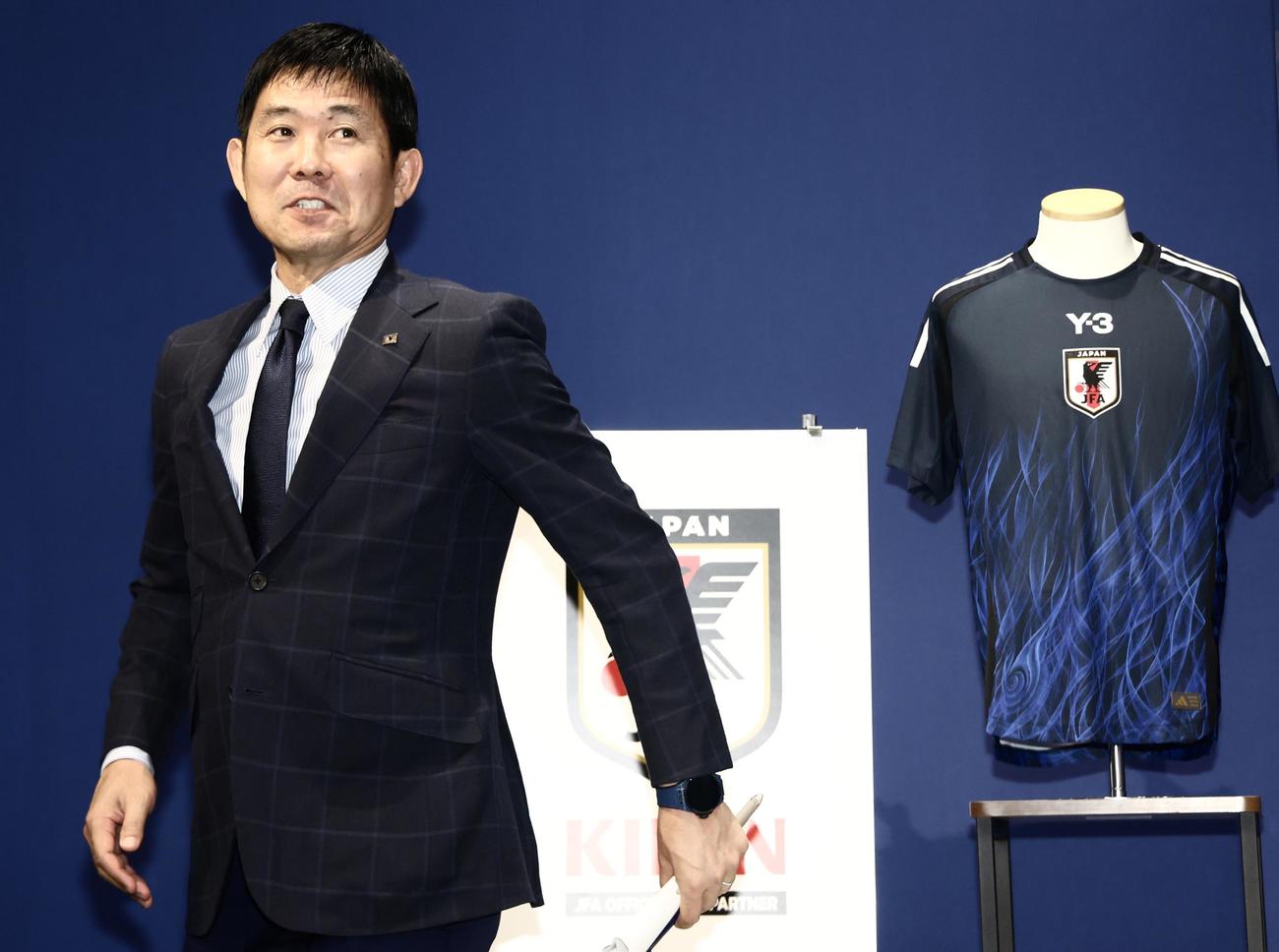 会見を終えるサッカー日本代表森保監督（撮影・河田真司）