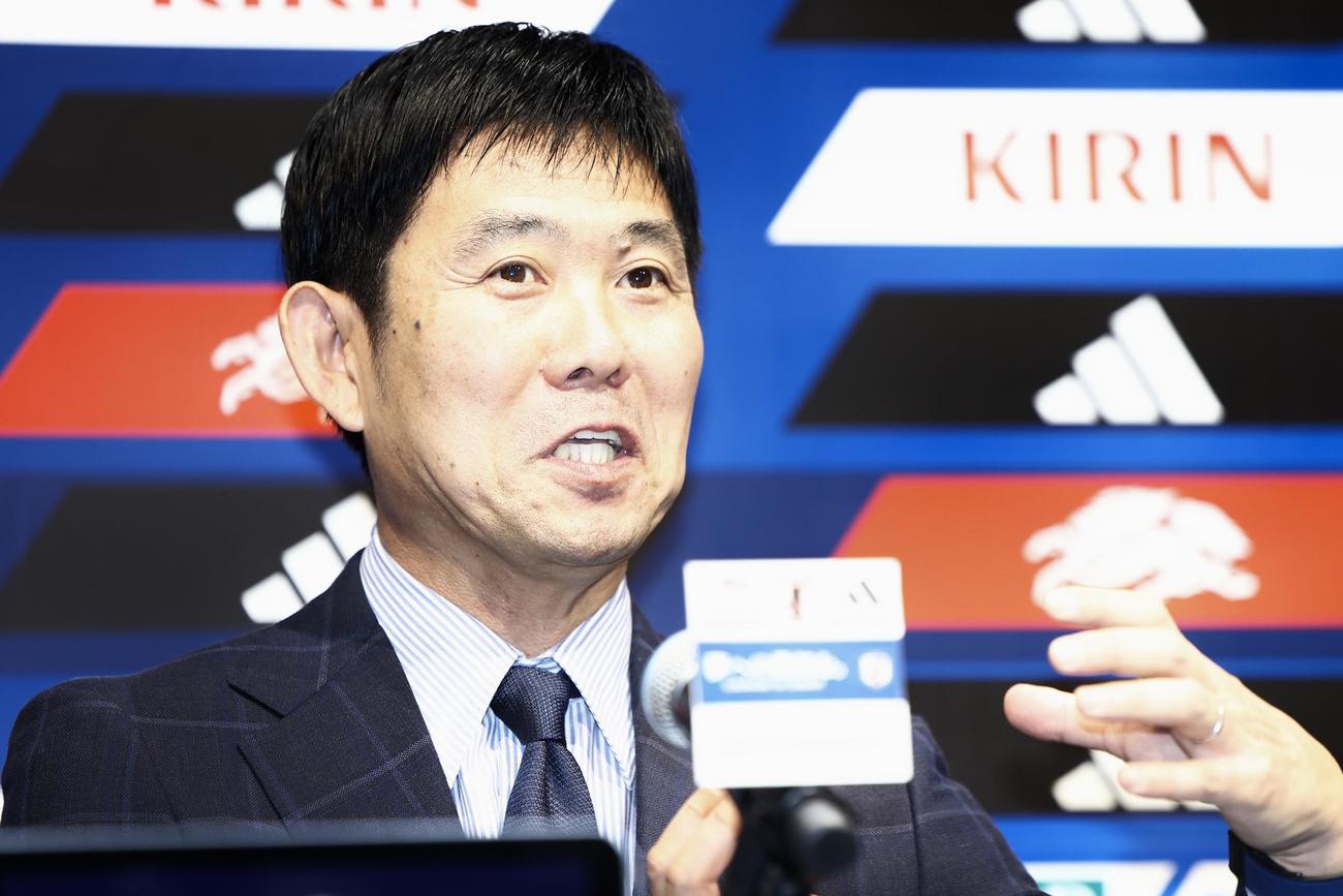 記者の質問に答えるサッカー日本代表森保監督（撮影・河田真司）