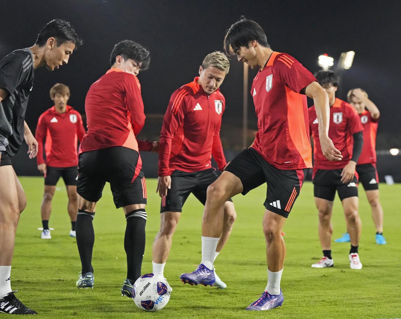 サウジアラビア戦に向け、調整する三笘（右）ら日本代表の選手たち（共同）
