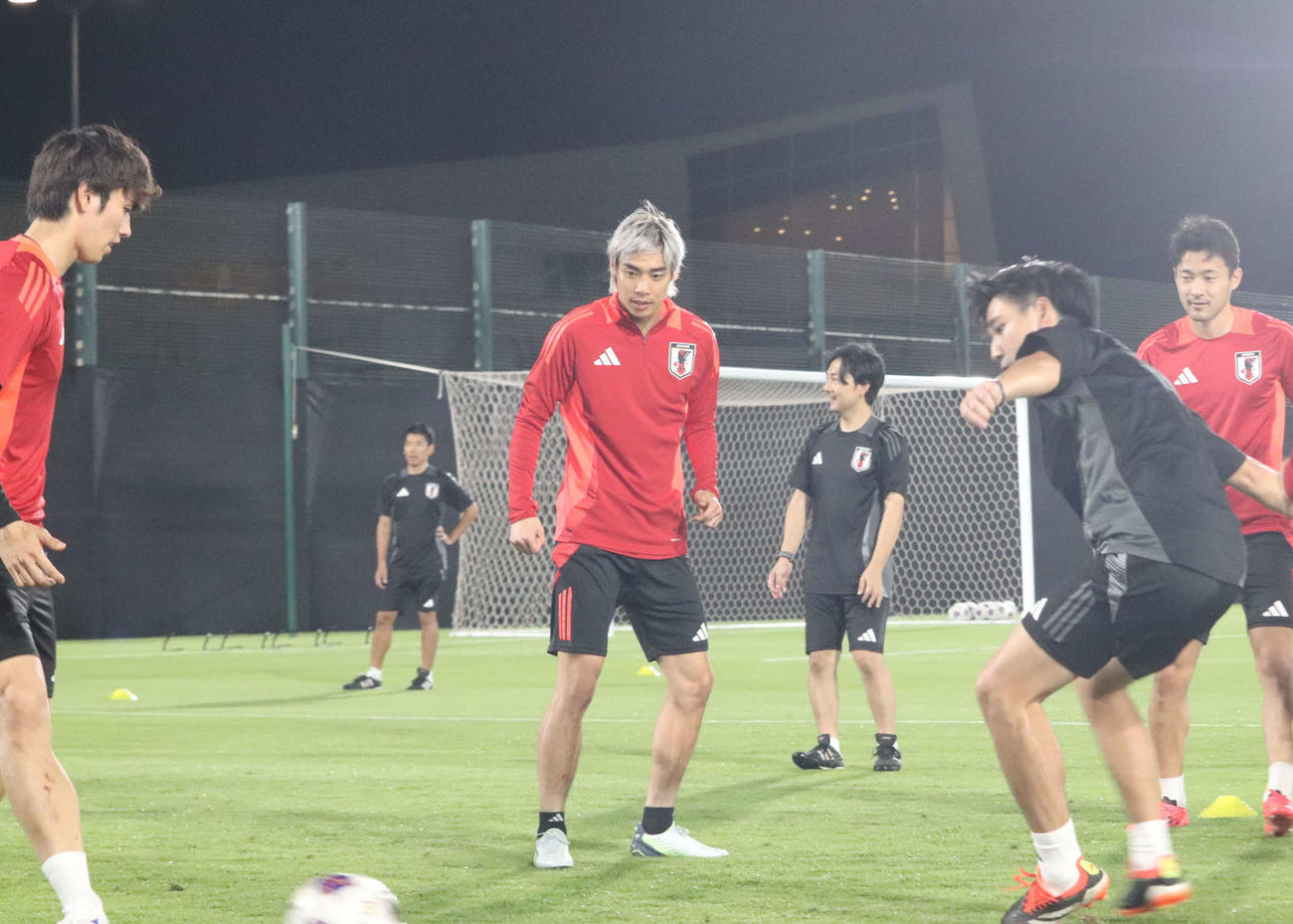 サウジアラビア戦を前にボール回しをするMF伊東純也（中央）（撮影・岩田千代巳）