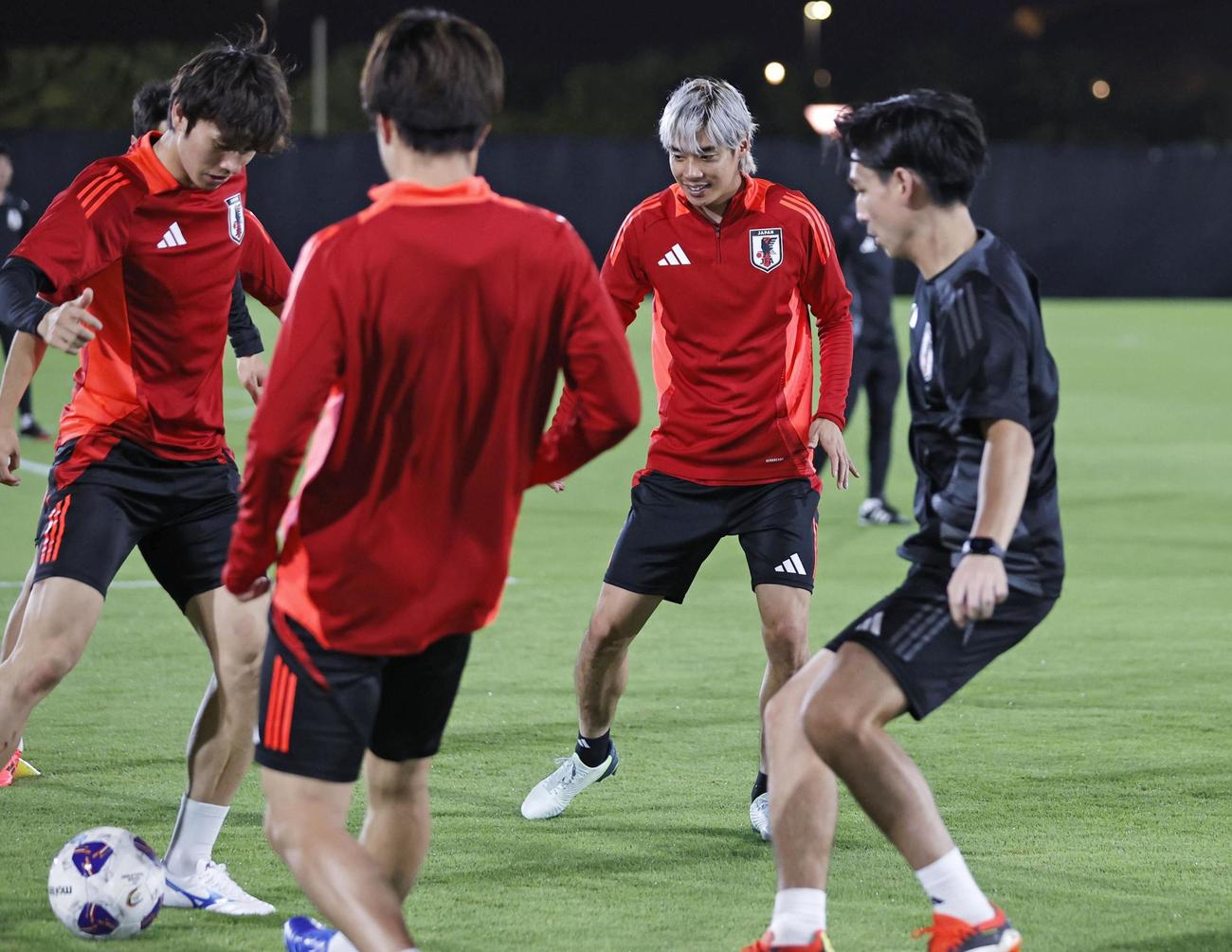 サウジアラビア戦に向け、調整する伊東（右から2人目）ら（共同）