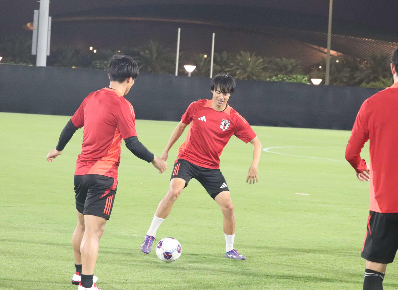 サウジアラビア戦を前にリラックスした表情でボール回しをするMF三笘薫（撮影・岩田千代巳）