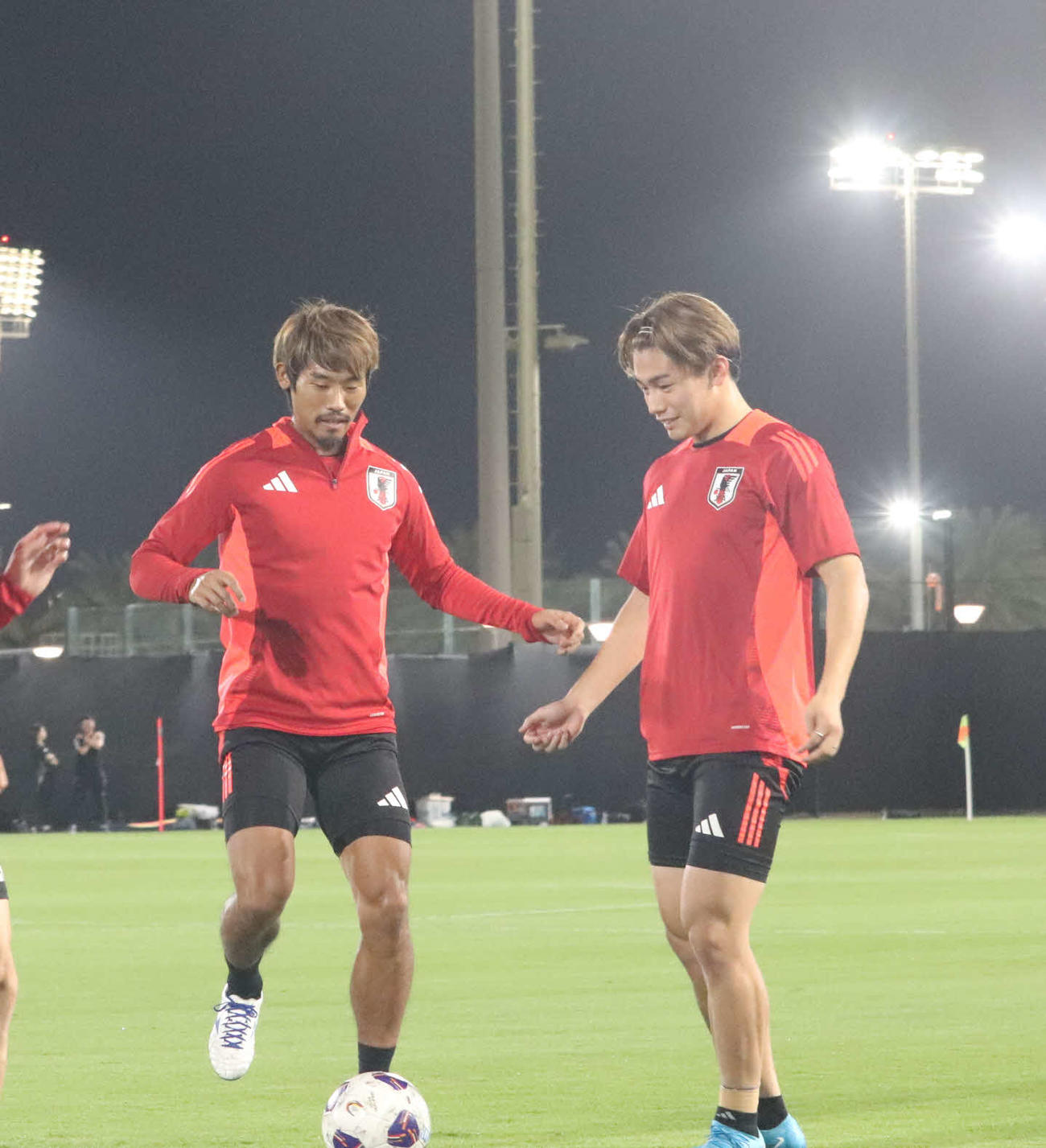 サウジアラビア戦を前に練習に励むMF守田（左）とFW上田（撮影・岩田千代巳）