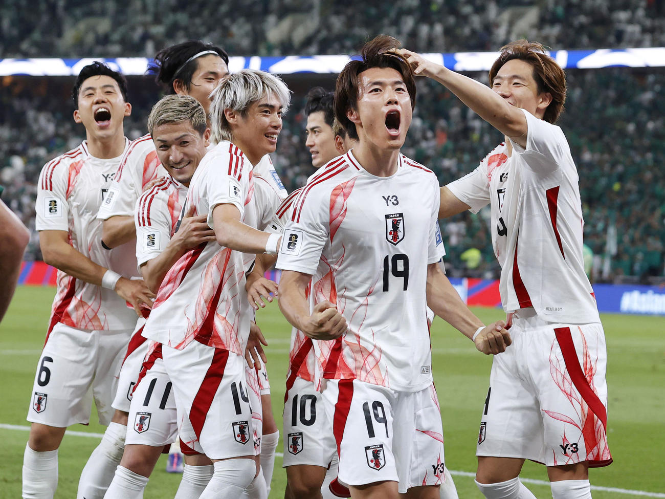 日本―サウジアラビア　後半、チーム2点目のゴールを決め、大喜びの小川（19）＝ジッダ（共同）