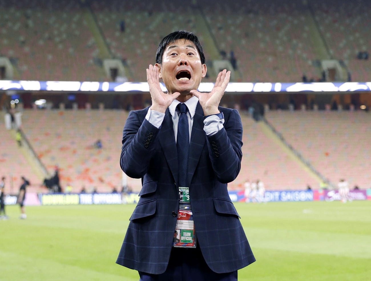 サウジアラビアに勝利し、サポーターにあいさつする森保監督＝ジッダ（共同）