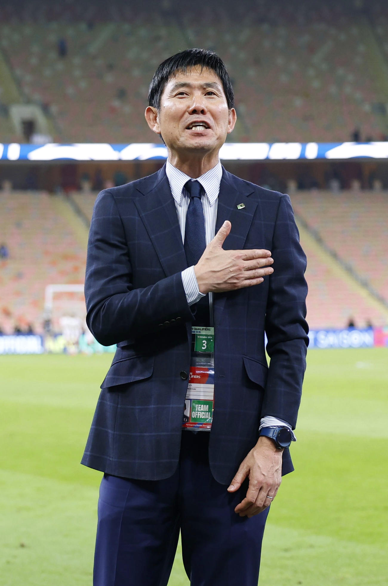 サウジアラビアに勝利し、サポーターにあいさつする森保監督＝ジッダ（共同）