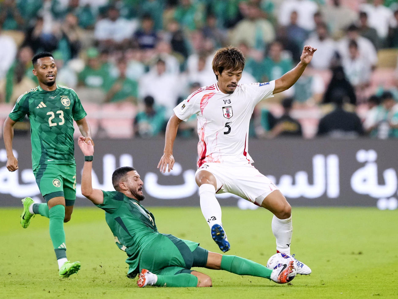 日本―サウジアラビア　前半、競り合う守田（右）＝ジッダ（共同）