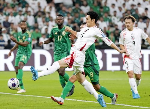 日本―サウジアラビア　前半、先制ゴールを決める鎌田（手前）＝ジッダ（共同）