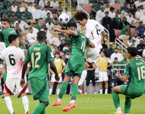 日本―サウジアラビア　後半、ヘディングでチーム2点目のゴールを決める小川（右から2人目）＝ジッダ（共同）