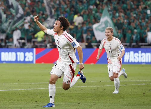 日本―サウジアラビア　後半、チーム2点目のゴールを決め、駆け出す小川（左）＝ジッダ（共同）