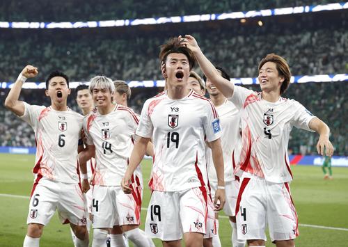日本―サウジアラビア　後半、チーム2点目のゴールを決め、喜ぶ小川（19）ら＝ジッダ（共同）