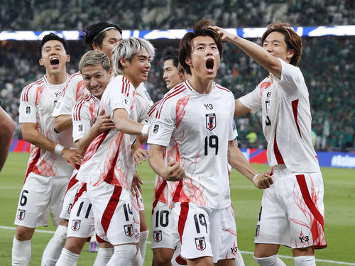 日本―サウジアラビア　後半、チーム2点目のゴールを決め、大喜びの小川（19）＝ジッダ（共同）