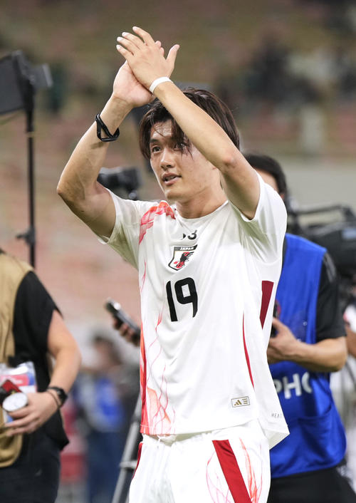 サウジアラビアに勝利し、サポーターの声援に応える小川＝ジッダ（共同）