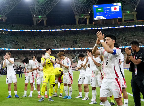 サウジアラビアに勝利し、サポーターにあいさつする遠藤（右手前）ら日本代表＝ジッダ（共同）