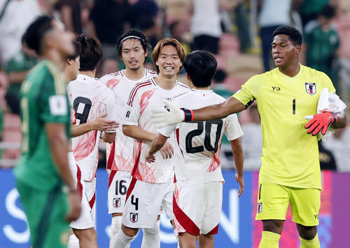 サウジアラビアに勝利し、笑顔を見せる板倉（右から3人目）ら日本代表＝ジッダ（共同）