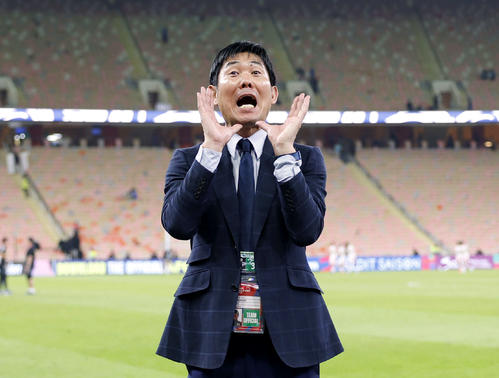 サウジアラビアに勝利し、サポーターにあいさつする森保監督＝ジッダ（共同）