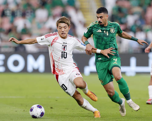 日本―サウジアラビア　前半、競り合う堂安（左）＝ジッダ（共同）