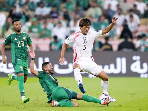 日本―サウジアラビア　前半、競り合う守田（右）＝ジッダ（共同）