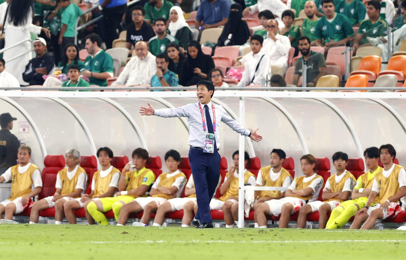 日本―サウジアラビア　前半、指示を出す森保監督（中央）＝ジッダ（共同）