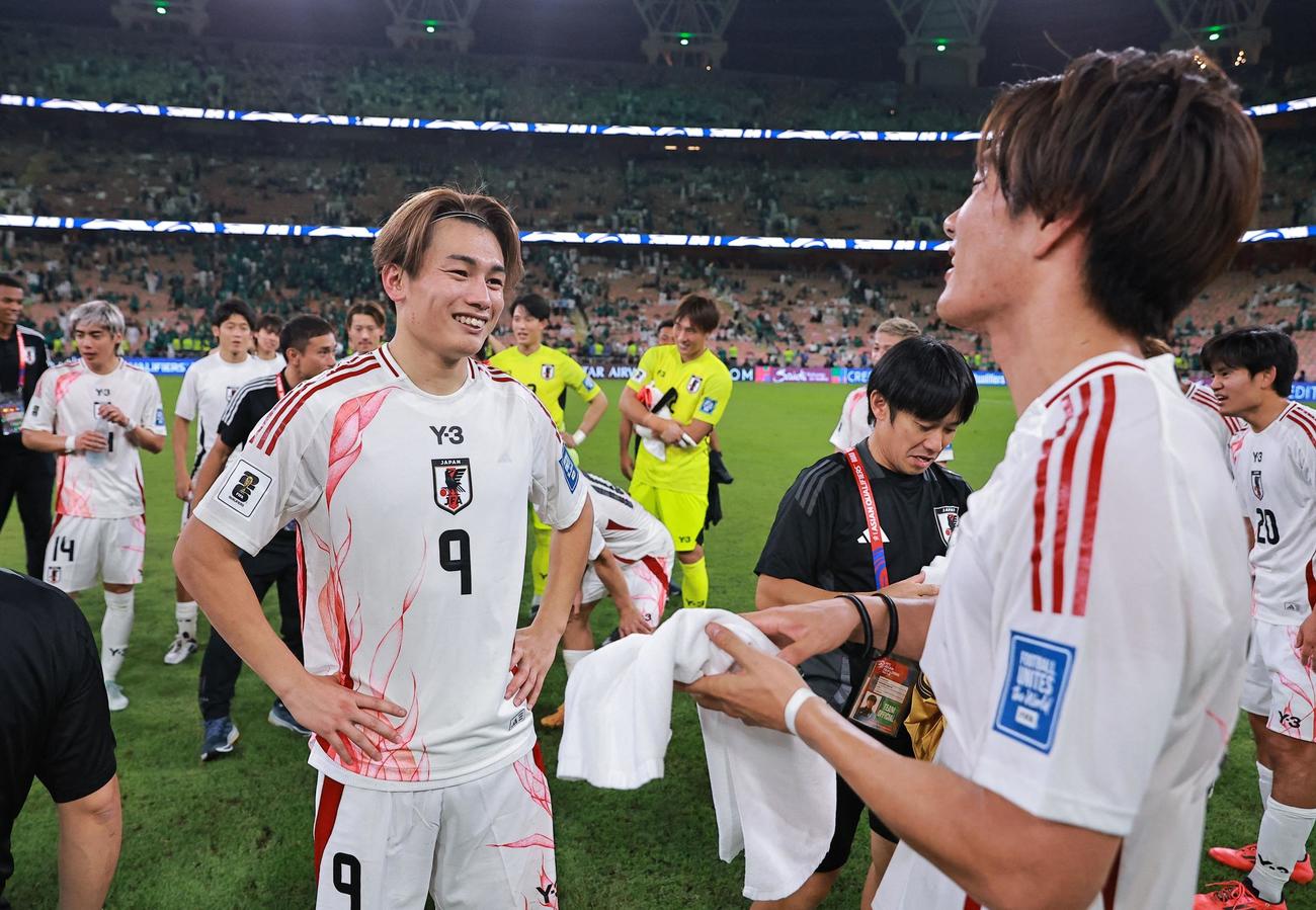 試合後に笑顔を見せた上田（ロイター）