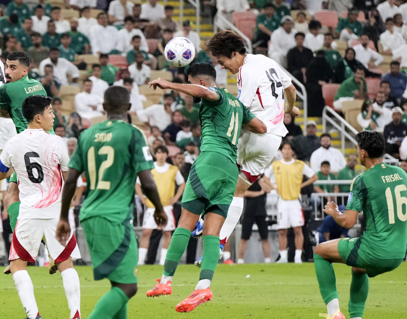 日本―サウジアラビア　後半、ヘディングでチーム2点目のゴールを決める小川（右から2人目）＝ジッダ（共同）