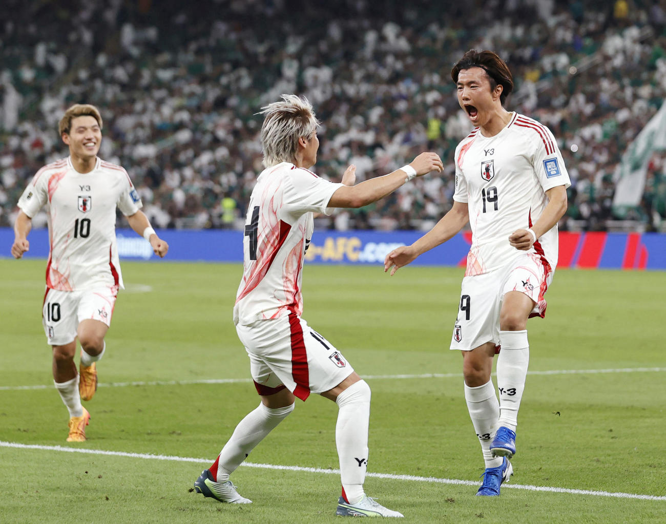 日本―サウジアラビア　後半、チーム2点目のゴールを決め、大喜びの小川（右）＝ジッダ（共同）