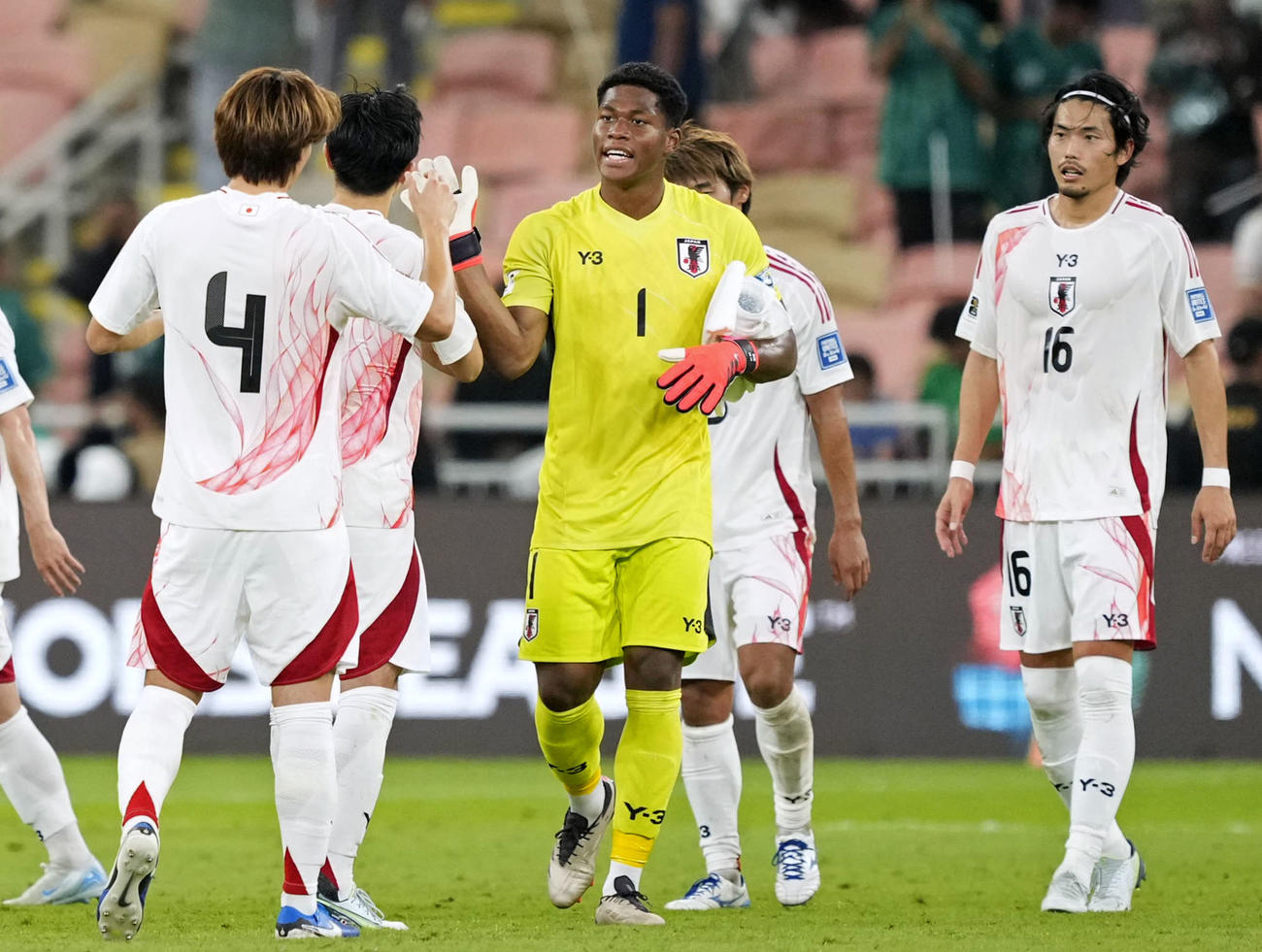 サウジアラビアに勝利し、喜ぶGK鈴木（中央）ら日本代表（共同）