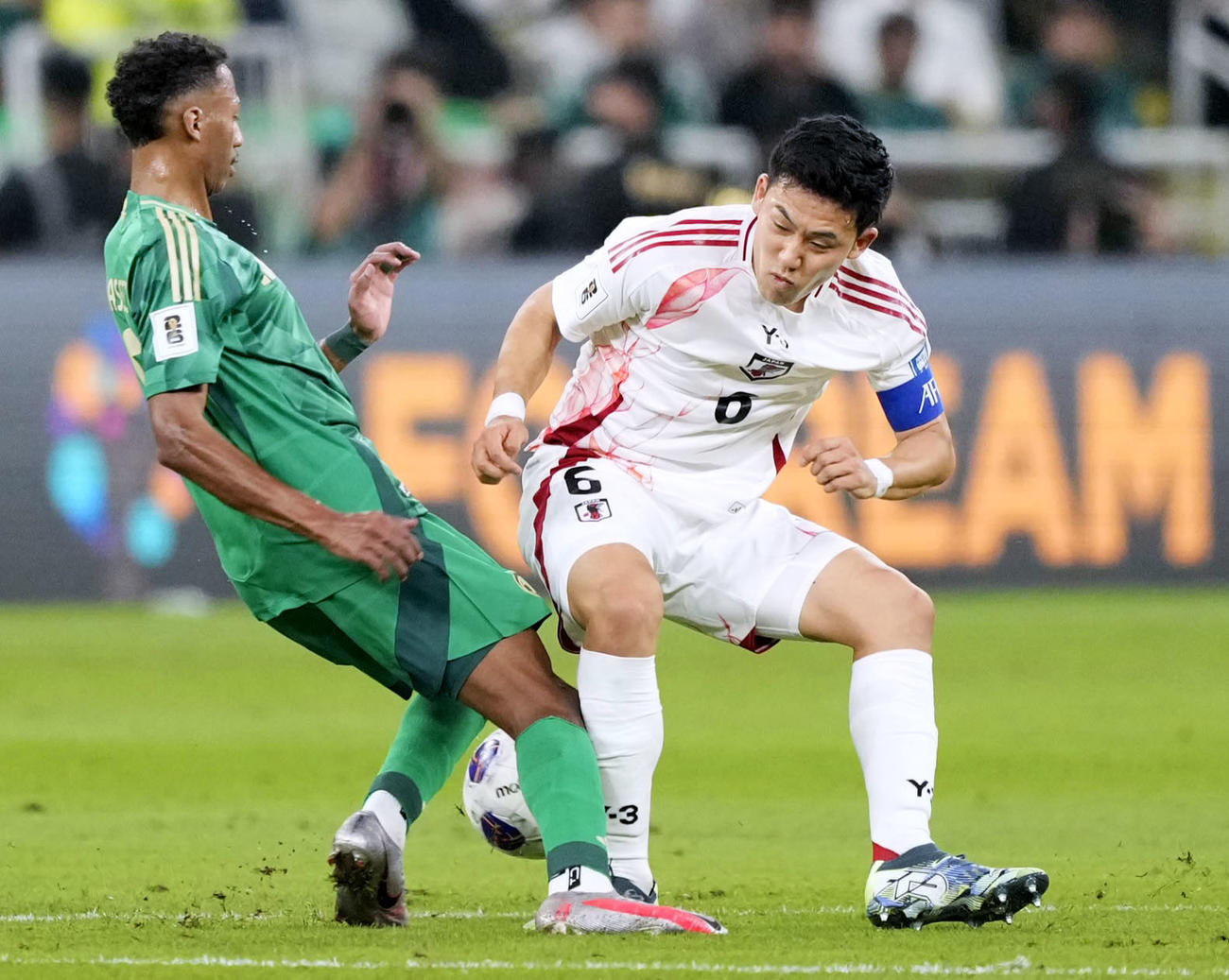 日本―サウジアラビア　前半、競り合う遠藤（右）＝ジッダ（共同）