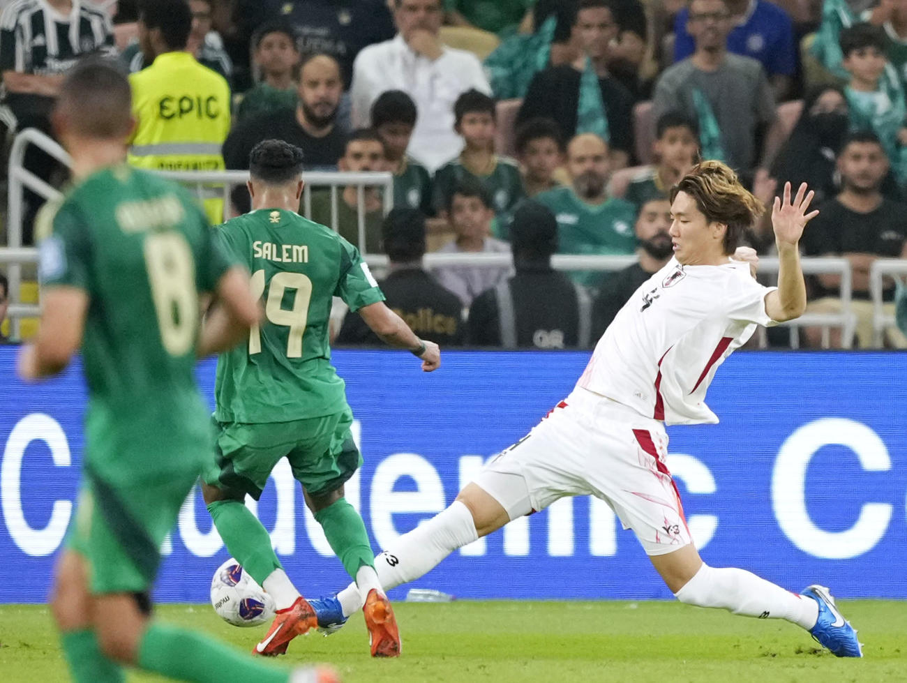 日本―サウジアラビア　前半、競り合う板倉（右）＝ジッダ（共同）