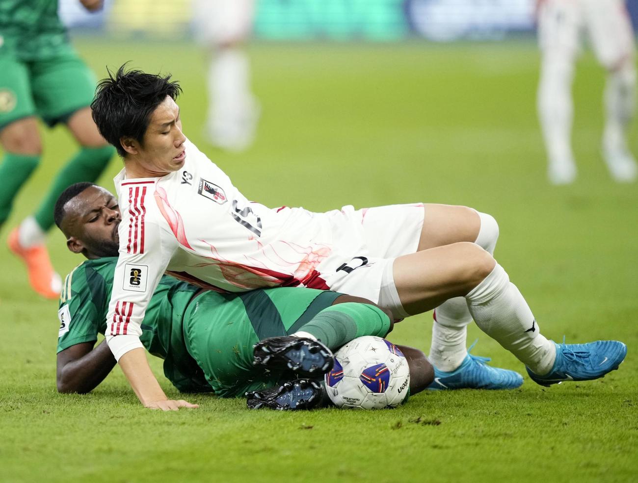日本―サウジアラビア　前半、激しく競り合う鎌田（上）＝ジッダ（共同）