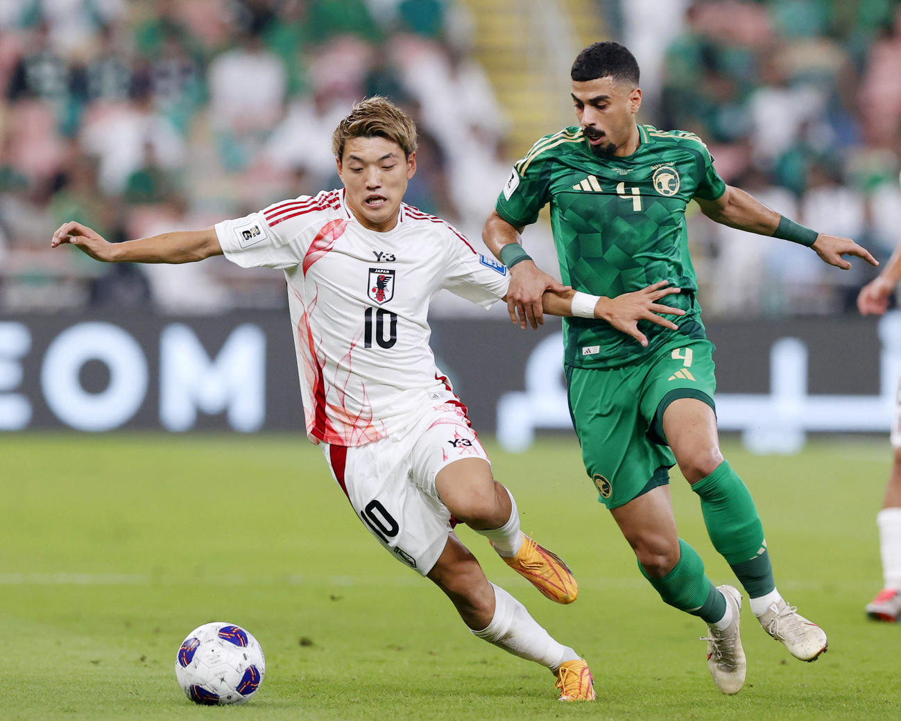 日本―サウジアラビア　前半、競り合う堂安（左）＝ジッダ（共同）