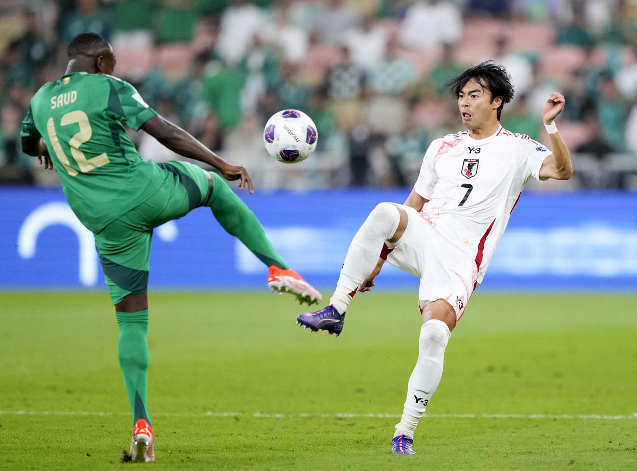 日本―サウジアラビア　前半、競り合う三笘（右）＝ジッダ（共同）
