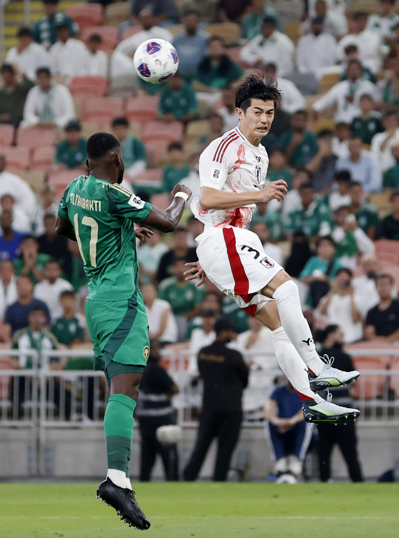 日本―サウジアラビア　前半、空中で競り合う谷口（右）＝ジッダ（共同）
