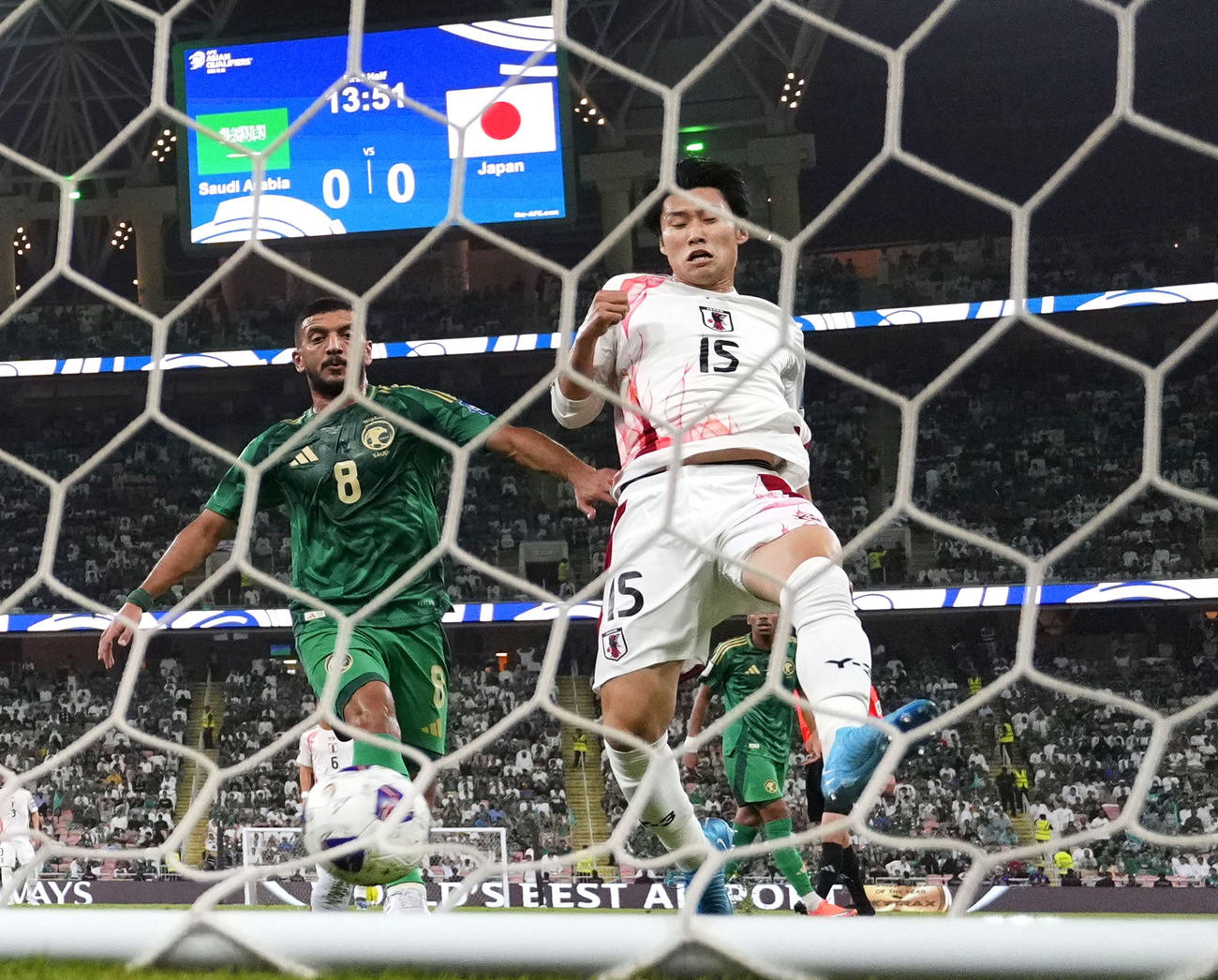 日本－サウジアラビア　前半、鎌田（右）は先制ゴールを決める（共同）