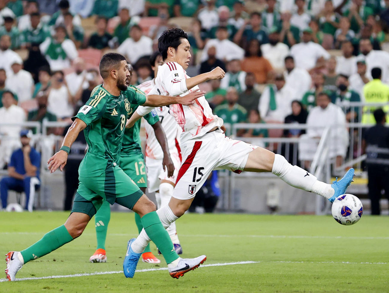 日本―サウジアラビア　前半、先制ゴールを決める鎌田（右）＝ジッダ（共同）