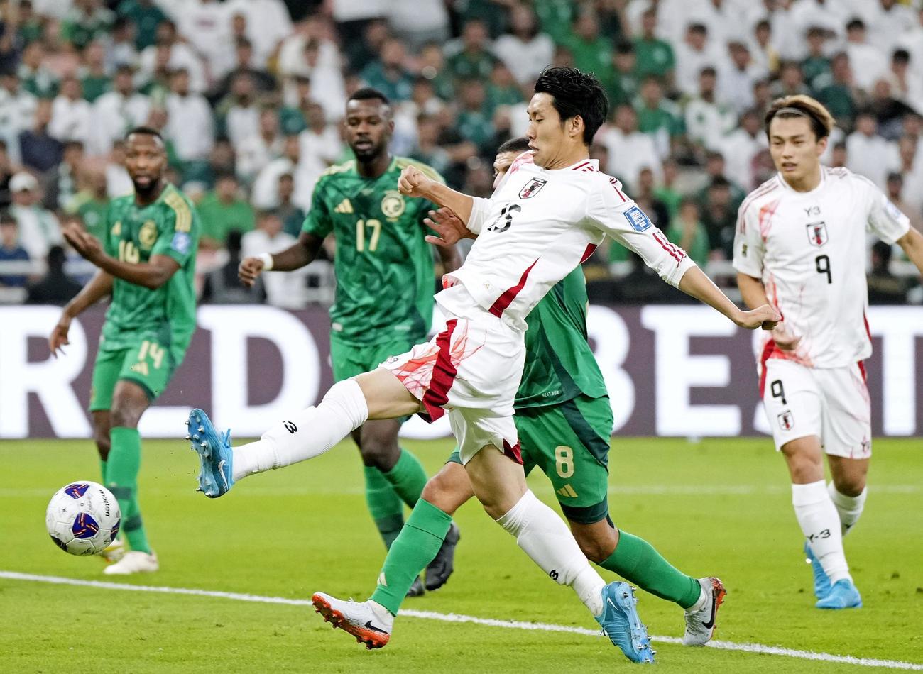日本―サウジアラビア　前半、先制ゴールを決める鎌田（手前）＝ジッダ（共同）