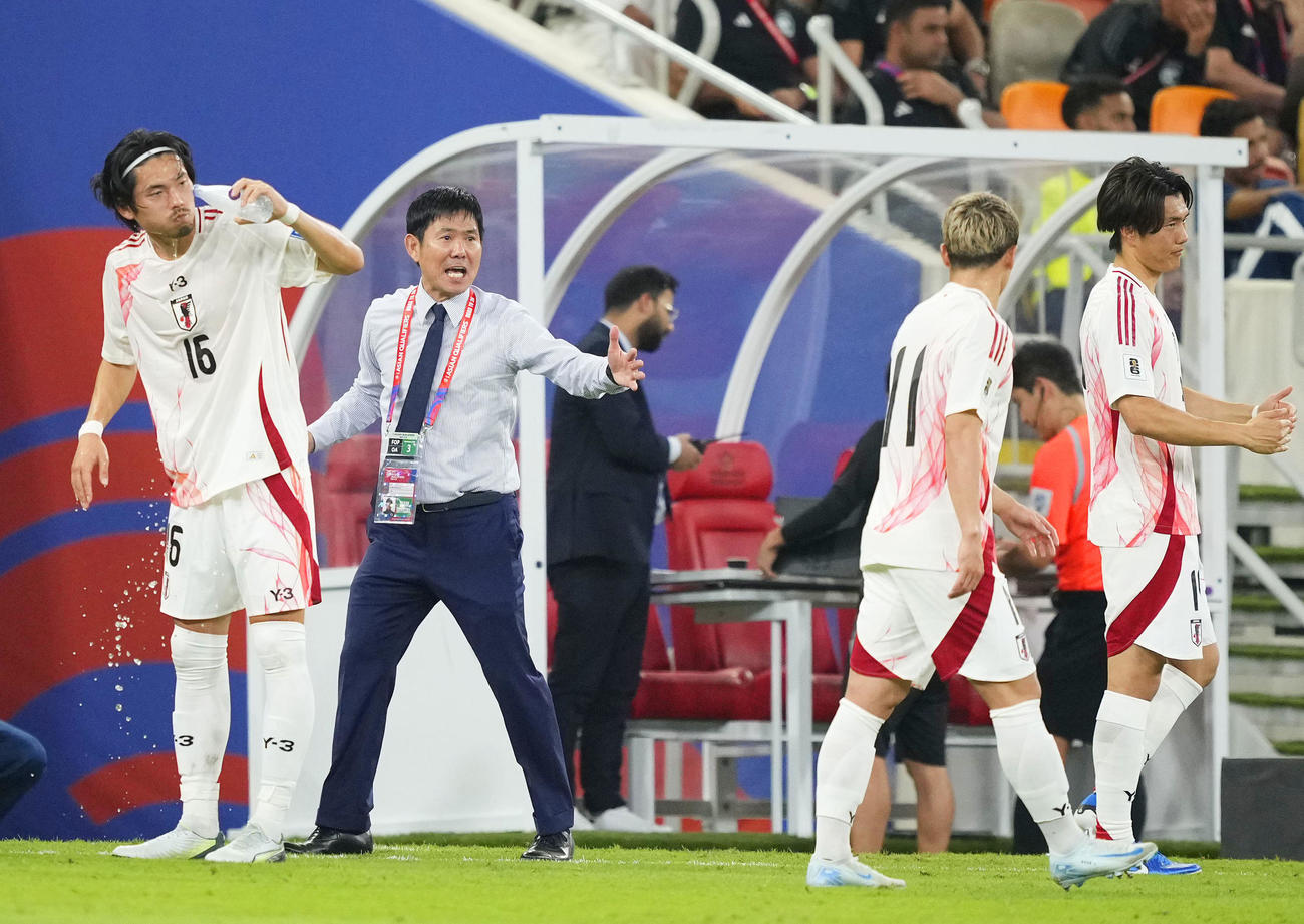 日本―サウジアラビア　後半、指示を出す森保監督（左から2人目）＝ジッダ（共同）