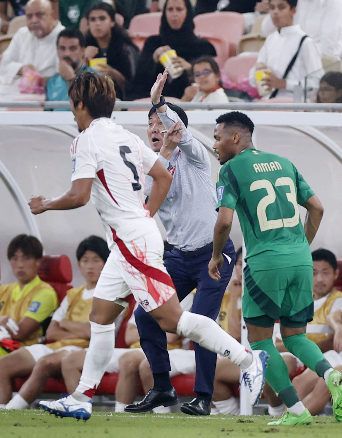 日本―サウジアラビア　前半、アピールする森保監督（中央）＝ジッダ（共同）