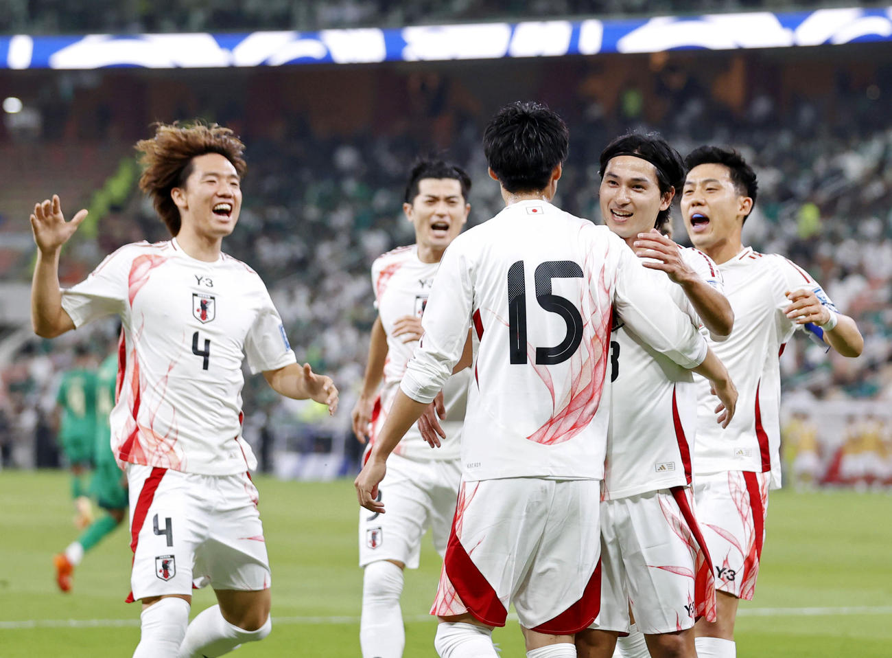 日本―サウジアラビア　前半、先制ゴールを決めた鎌田（15）を祝福する（右から）遠藤、南野ら＝ジッダ（共同）