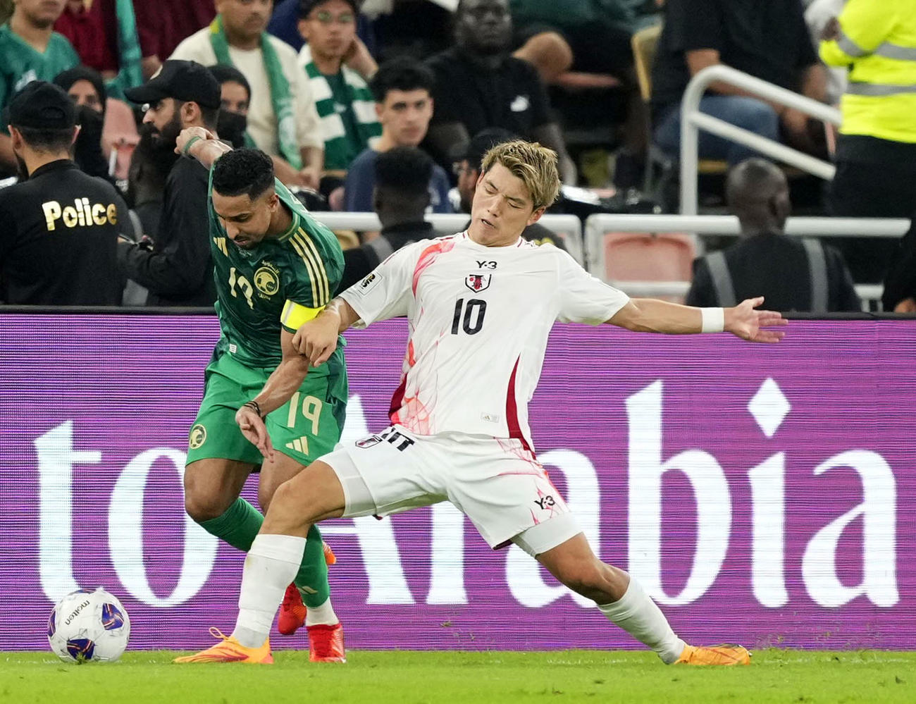 日本―サウジアラビア　前半、競り合う堂安（右）＝ジッダ（共同）