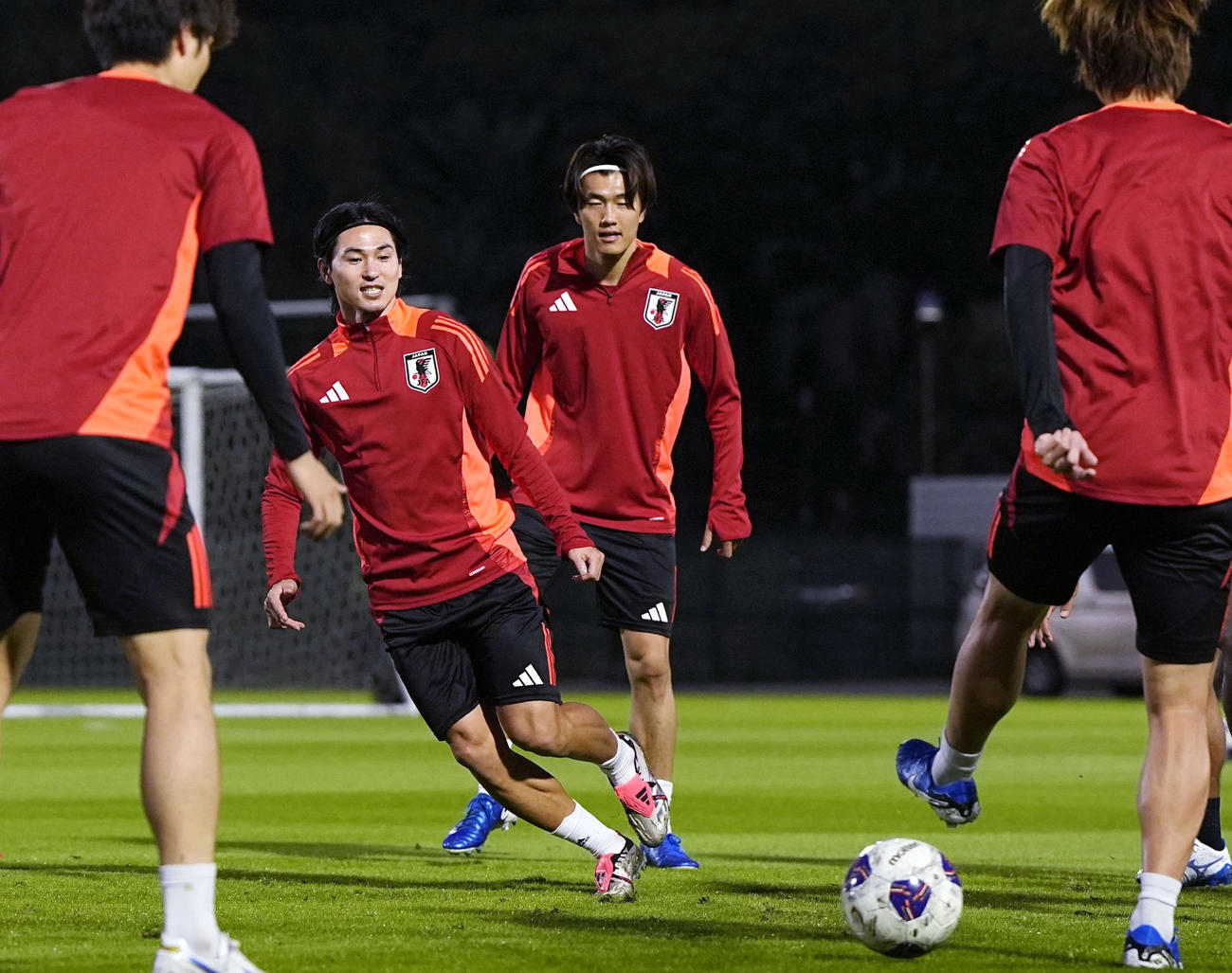 サッカーW杯アジア最終予選のオーストラリア戦に向け、調整する、奥左から南野、小川ら（共同）