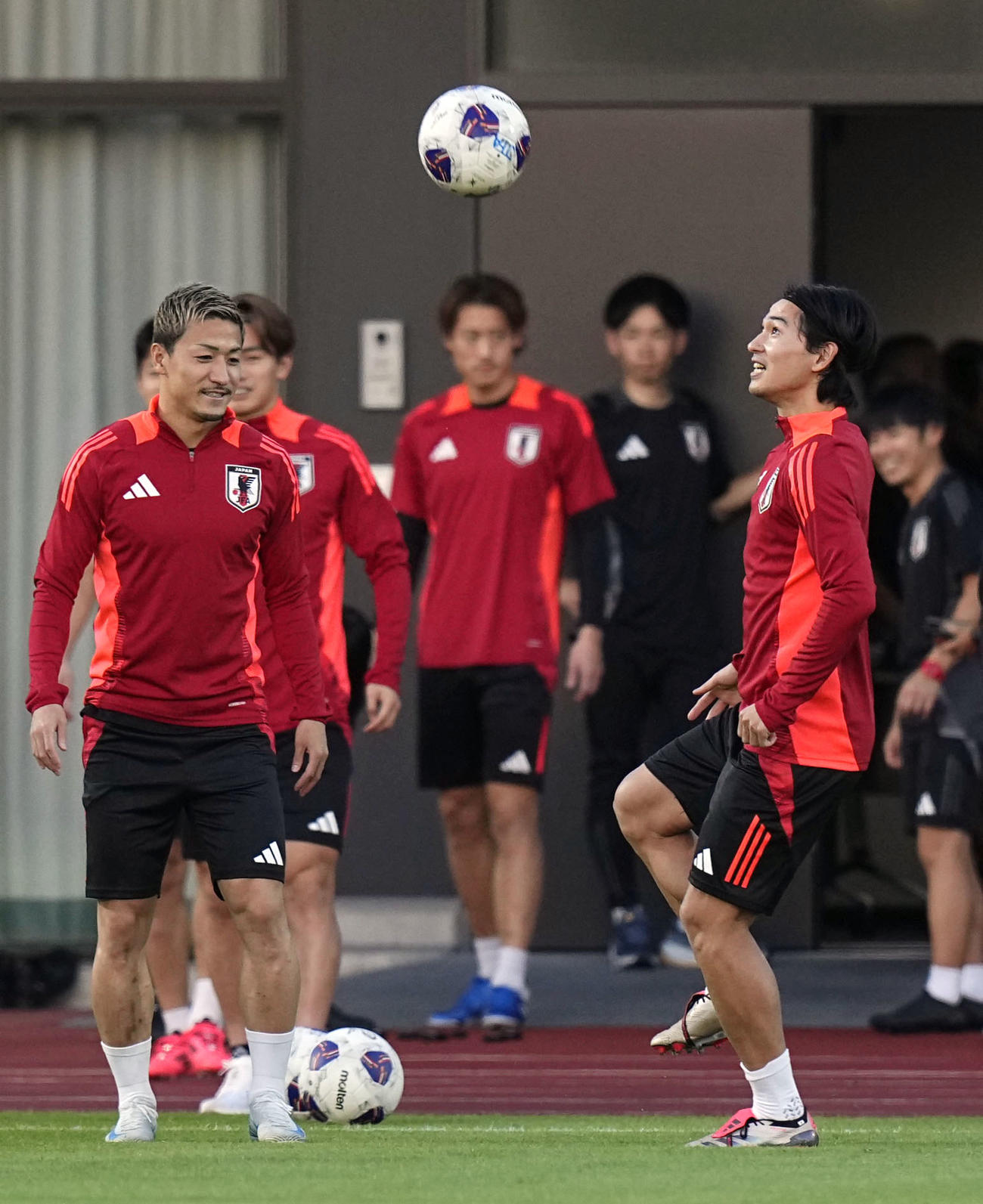 サッカーW杯アジア最終予選のオーストラリア戦に向けた練習に臨む南野（手前右）ら（共同）