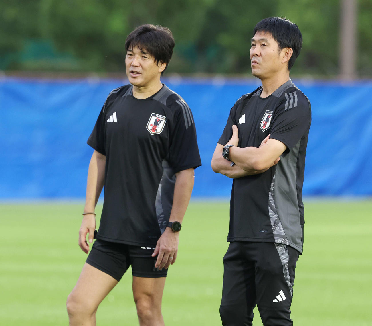 日本代表の名波コーチ（左）と森保監督（2024年9月3日撮影）