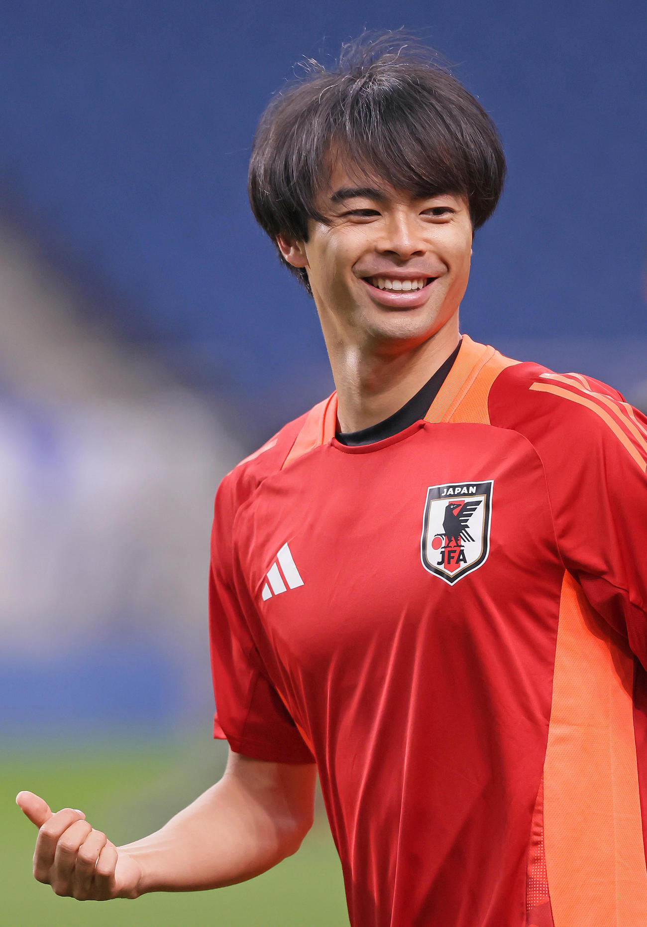 練習中、笑顔を見せる三笘（撮影・足立雅史）