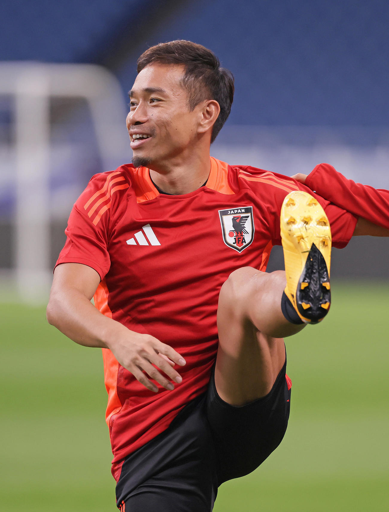 リラックスした表情で体を動かす長友（中央）（撮影・足立雅史）