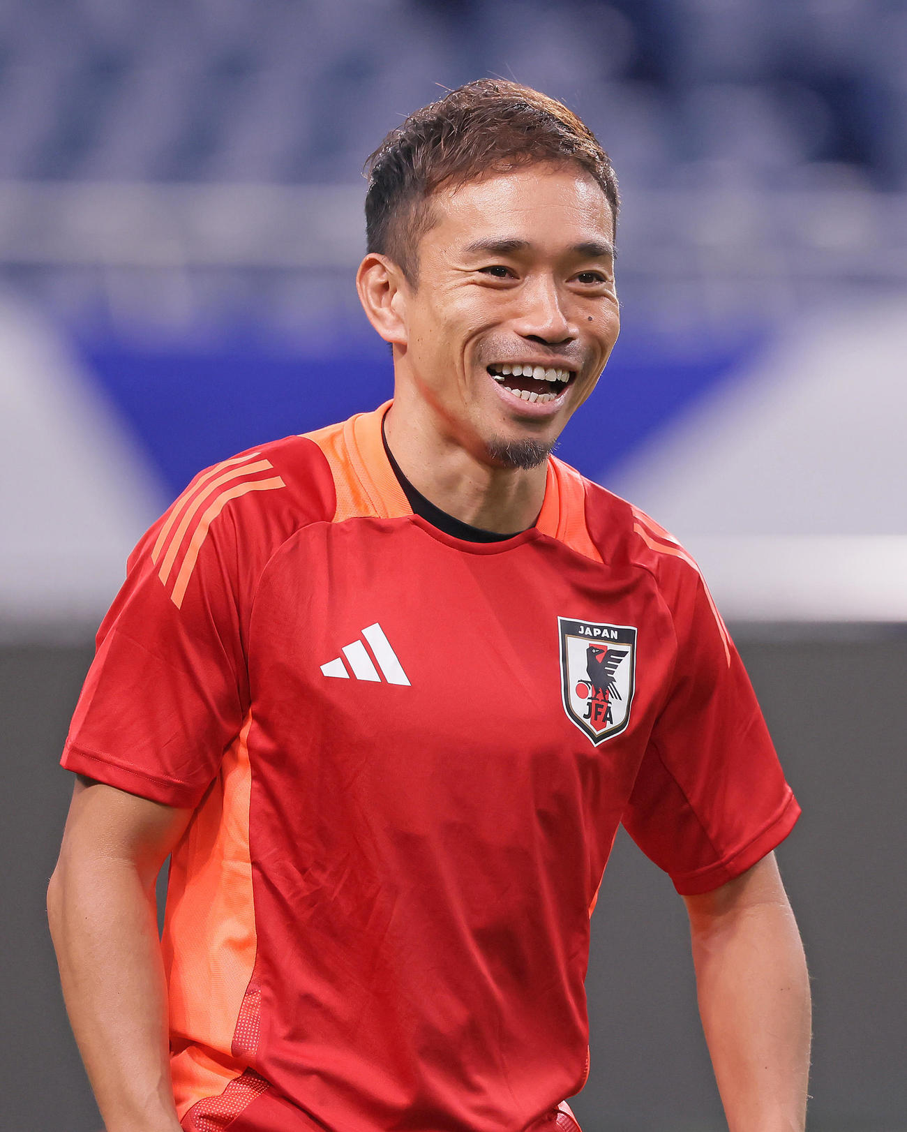 練習中、笑顔を見せる長友（撮影・足立雅史）