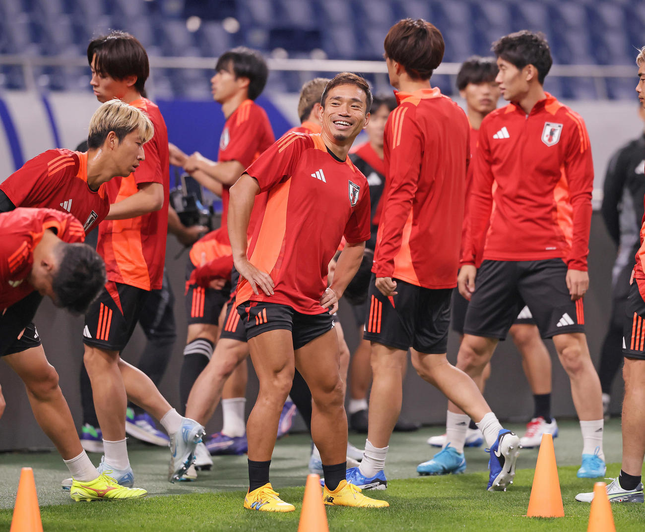 リラックスした表情で体を動かす長友（中央）（撮影・足立雅史）