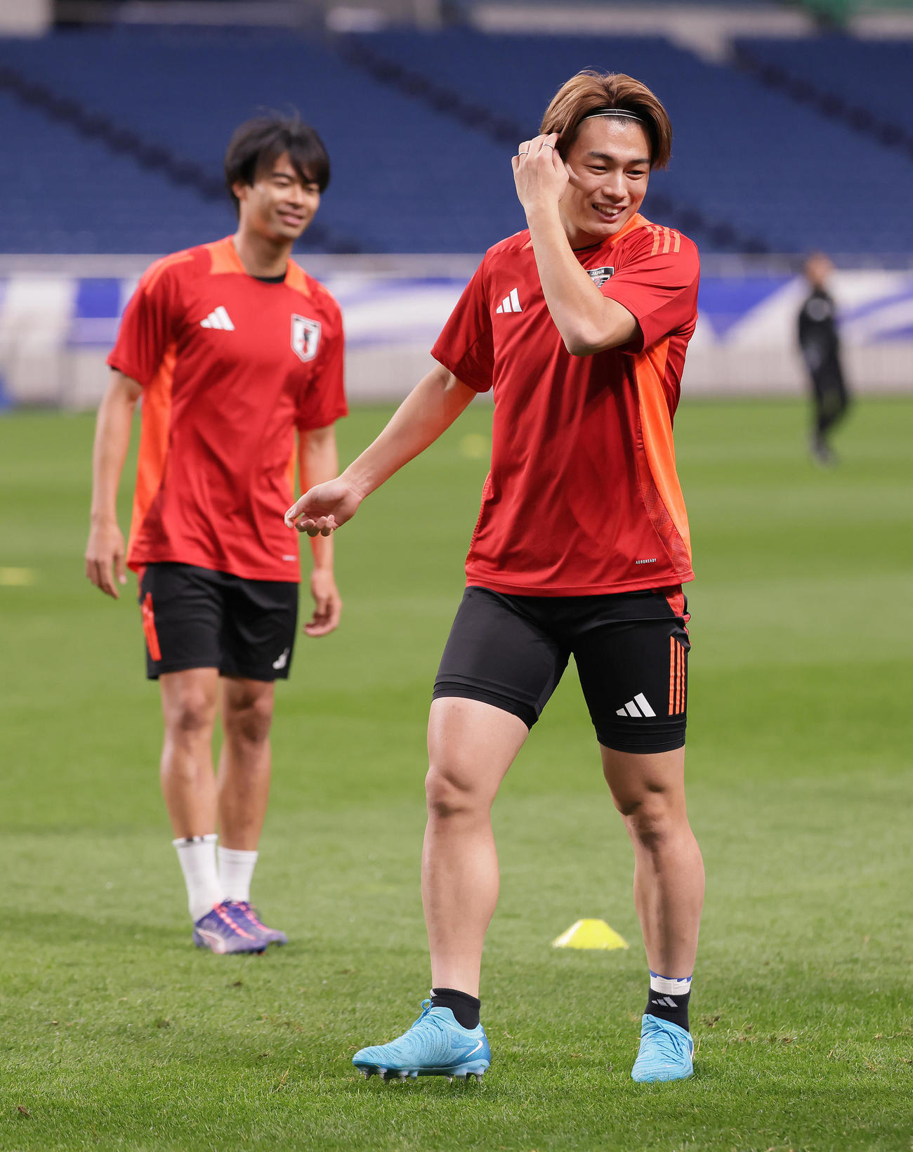 練習中、笑顔を見せる上田（右）と三笘（撮影・足立雅史）